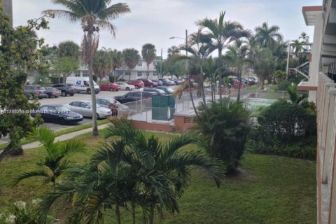 Condo in North Miami Beach, Florida, 2 bedrooms  № 1587016 - photo 7