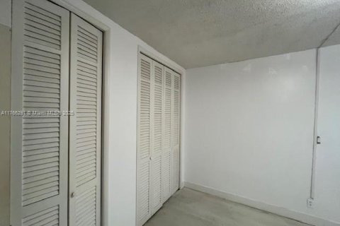 Condo in North Miami Beach, Florida, 2 bedrooms  № 1587016 - photo 17