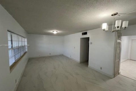 Condo in North Miami Beach, Florida, 2 bedrooms  № 1587016 - photo 20