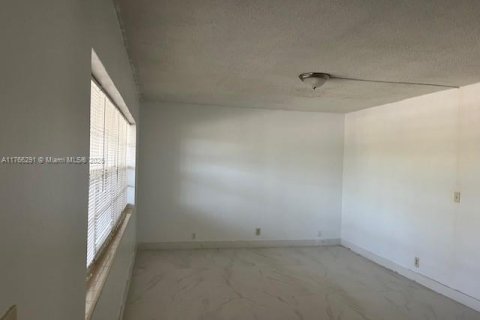 Condo in North Miami Beach, Florida, 2 bedrooms  № 1587016 - photo 14