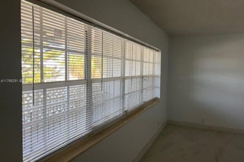 Condo in North Miami Beach, Florida, 2 bedrooms  № 1587016 - photo 12