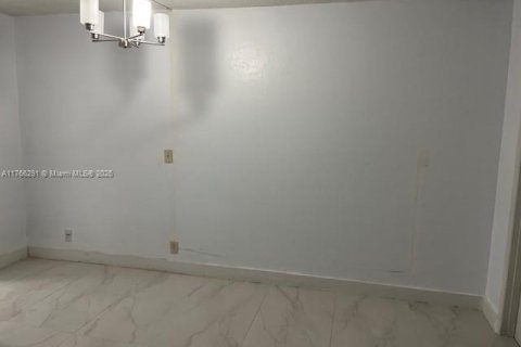 Condo in North Miami Beach, Florida, 2 bedrooms  № 1587016 - photo 13