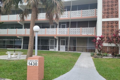 Condo in North Miami Beach, Florida, 2 bedrooms  № 1587016 - photo 1