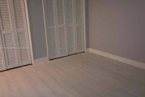 Condo in North Miami Beach, Florida, 2 bedrooms  № 1587016 - photo 2