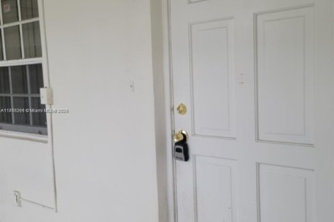 Condo in North Miami Beach, Florida, 2 bedrooms  № 1587016 - photo 3