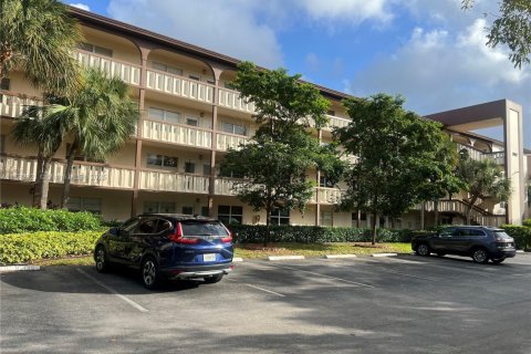 Condo in Coconut Creek, Florida, 2 bedrooms № 1964901 - photo 3