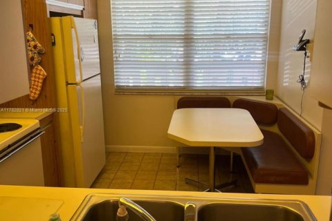 Condo in Coconut Creek, Florida, 2 bedrooms № 1964901 - photo 9