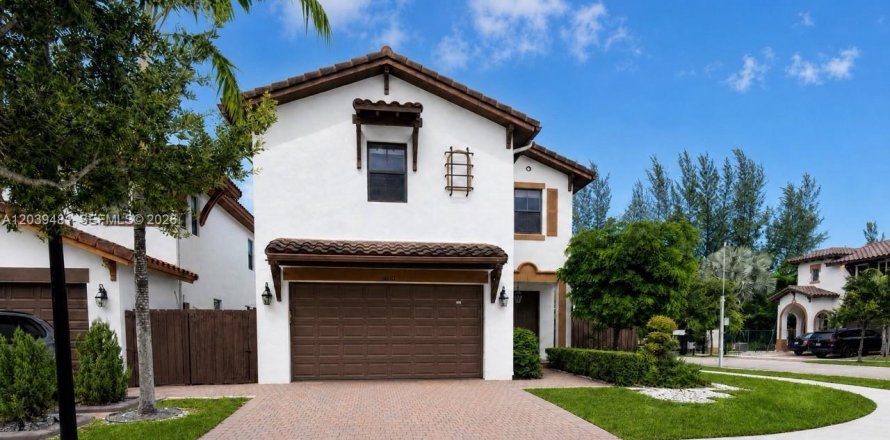 Villa ou maison à Doral, Floride 4 chambres, 246.19 m2 № 2087599