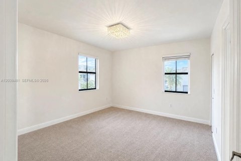 Villa ou maison à louer à Doral, Floride: 4 chambres, 246.19 m2 № 2087599 - photo 17