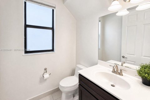 Villa ou maison à louer à Doral, Floride: 4 chambres, 246.19 m2 № 2087599 - photo 14