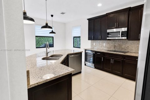 Villa ou maison à louer à Doral, Floride: 4 chambres, 246.19 m2 № 2087599 - photo 12