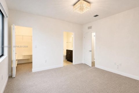 Villa ou maison à louer à Doral, Floride: 4 chambres, 246.19 m2 № 2087599 - photo 18
