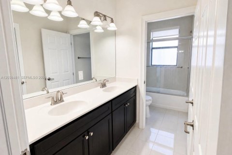 Villa ou maison à louer à Doral, Floride: 4 chambres, 246.19 m2 № 2087599 - photo 19