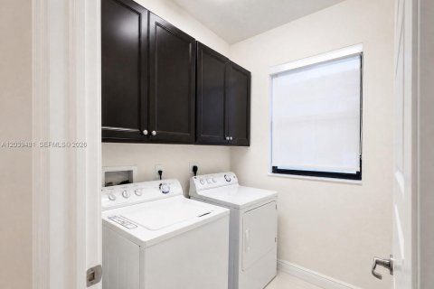 Villa ou maison à louer à Doral, Floride: 4 chambres, 246.19 m2 № 2087599 - photo 16
