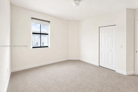 Villa ou maison à louer à Doral, Floride: 4 chambres, 246.19 m2 № 2087599 - photo 15