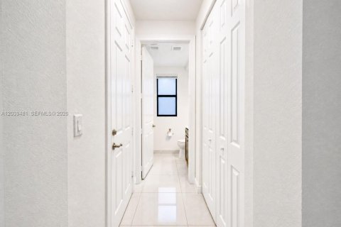 Villa ou maison à louer à Doral, Floride: 4 chambres, 246.19 m2 № 2087599 - photo 8