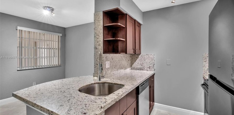 Condo in Oakland Park, Florida, 1 bedroom № 1820227