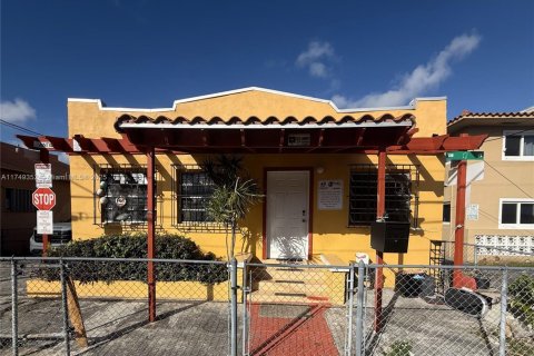 House in Miami, Florida 4 bedrooms, 209.22 sq.m. № 1859810 - photo 1