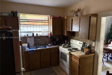 House in Miami, Florida 4 bedrooms, 209.22 sq.m. № 1859810 - photo 6