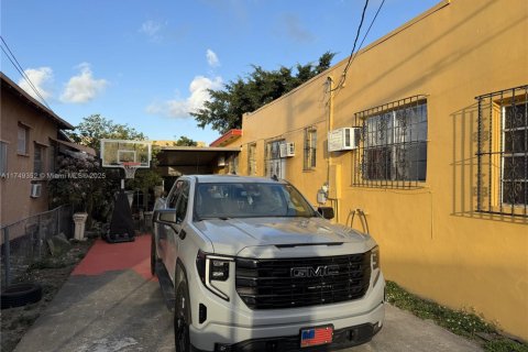 House in Miami, Florida 4 bedrooms, 209.22 sq.m. № 1859810 - photo 2