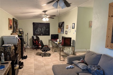 House in Miami, Florida 4 bedrooms, 209.22 sq.m. № 1859810 - photo 4