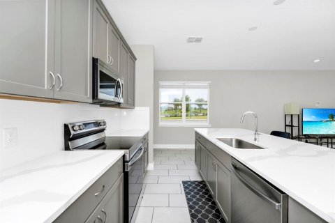 Townhouse in Four Corners, Florida 3 bedrooms, 154.12 sq.m. № 1657230 - photo 8