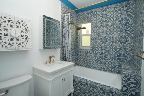 House in Miami Beach, Florida 1 bedroom, 60.85 sq.m. № 2030048 - photo 11