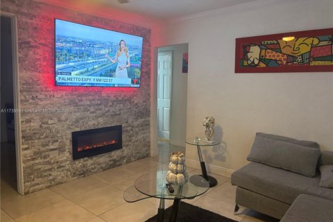 House in Fort Lauderdale, Florida 3 bedrooms, 92.9 sq.m. № 1950323 - photo 1