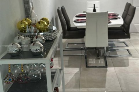 House in Fort Lauderdale, Florida 3 bedrooms, 92.9 sq.m. № 1950323 - photo 8