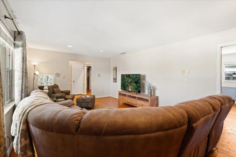 House in Orlando, Florida 4 bedrooms, 182.92 sq.m. № 1622772 - photo 5