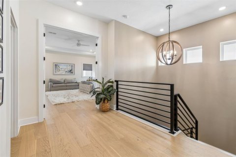 House in Tampa, Florida 5 bedrooms, 380.43 sq.m. № 2231602 - photo 21