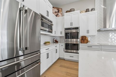 House in Tampa, Florida 5 bedrooms, 380.43 sq.m. № 2231602 - photo 15