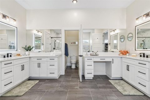 House in Tampa, Florida 5 bedrooms, 380.43 sq.m. № 2231602 - photo 24