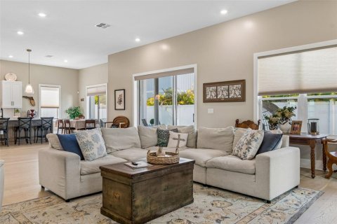 House in Tampa, Florida 5 bedrooms, 380.43 sq.m. № 2231602 - photo 7