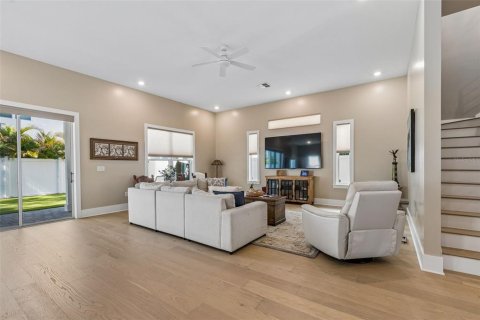 House in Tampa, Florida 5 bedrooms, 380.43 sq.m. № 2231602 - photo 8