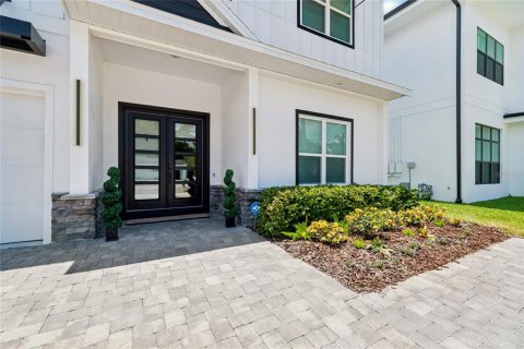 House in Tampa, Florida 5 bedrooms, 380.43 sq.m. № 2231602 - photo 3