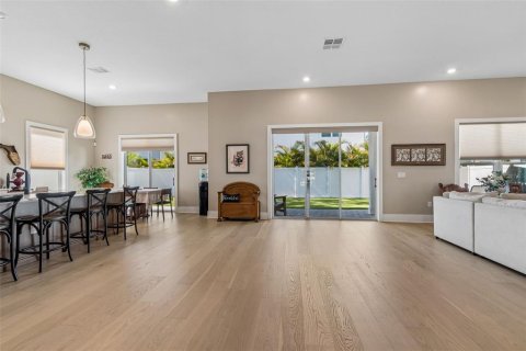 House in Tampa, Florida 5 bedrooms, 380.43 sq.m. № 2231602 - photo 9