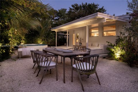 House in Fort Lauderdale, Florida 3 bedrooms, 135.27 sq.m. № 2062618
