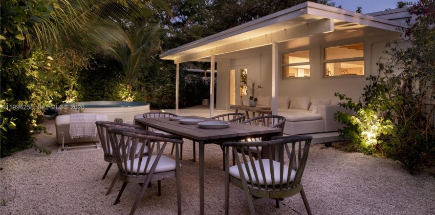 House in Fort Lauderdale, Florida 3 bedrooms, 135.27 sq.m. № 2062618