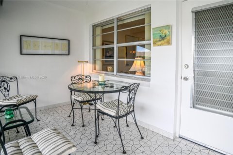 Condo in Hallandale Beach, Florida, 1 bedroom  № 1703013 - photo 3