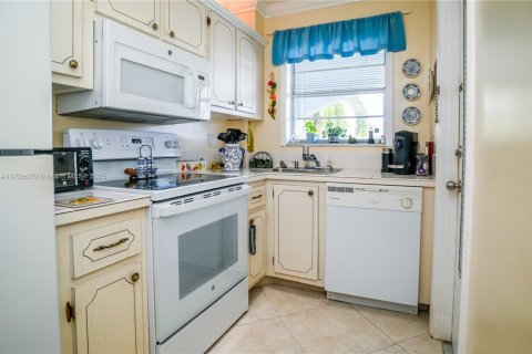 Condo in Hallandale Beach, Florida, 1 bedroom  № 1703013 - photo 14