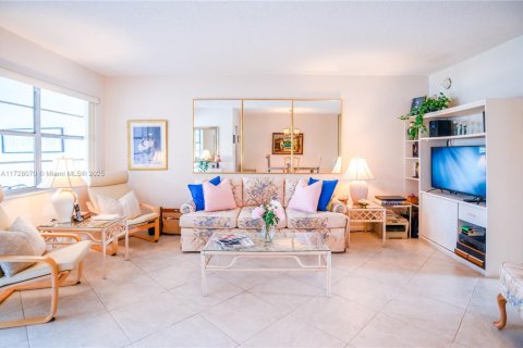 Condo in Hallandale Beach, Florida, 1 bedroom  № 1703013 - photo 13