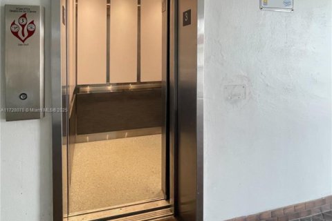 Condo in Hallandale Beach, Florida, 1 bedroom  № 1703013 - photo 27