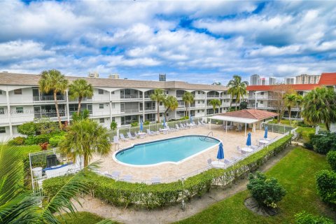 Condo in Hallandale Beach, Florida, 1 bedroom  № 1703013 - photo 1