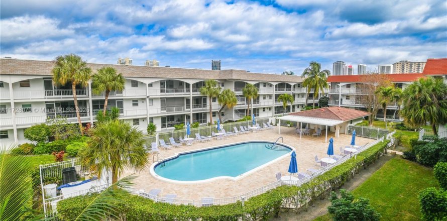 Condo in Hallandale Beach, Florida, 1 bedroom № 1703013