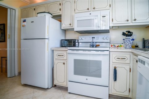 Condo in Hallandale Beach, Florida, 1 bedroom  № 1703013 - photo 17