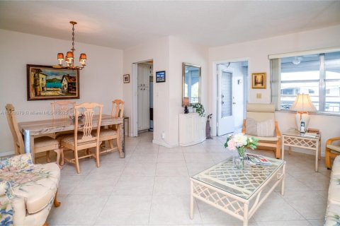Condo in Hallandale Beach, Florida, 1 bedroom  № 1703013 - photo 11