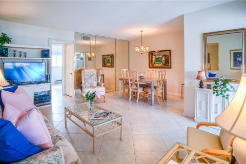 Condo in Hallandale Beach, Florida, 1 bedroom  № 1703013 - photo 10