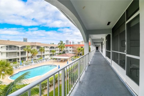 Condo in Hallandale Beach, Florida, 1 bedroom  № 1703013 - photo 8