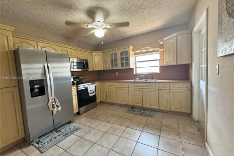House in Hialeah, Florida 3 bedrooms, 158.58 sq.m. № 1890381 - photo 3